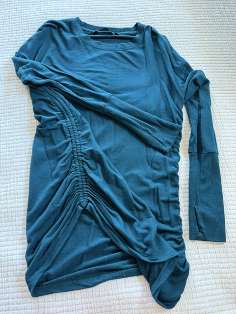 Long sweatshirt with ruching.